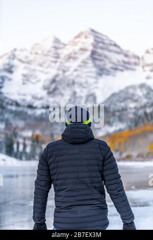 Maroon Bells morgendlicher Sonnenaufgangsspitze mit einem Blick auf Aspen, Colorado Rocky Mountain und Herbst gelbes Laub und Winterschnee Stockfoto