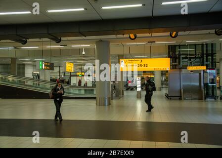 Sehr ruhiger Flughafen Schiphol, verursacht durch die Schließung von Geschäften, Cafés und Restaurants durch die Regierung wegen des Corona-Virus in Holland Stockfoto