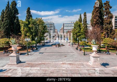 Der Syntagmatos-Platz in Athen, einer der beliebtesten Touristenorte, ist wegen der Angst vor einer Infektion mit dem Coronavirus praktisch leer. Stockfoto