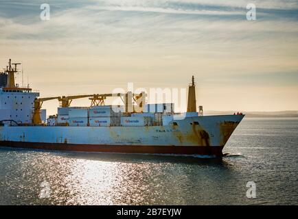 Containerschiff Italia Stream mit Seatrade Containern nähert sich Portsmouth Harbour am späten Nachmittag Light, Portsmouth, Hampshire, Südküste England Stockfoto