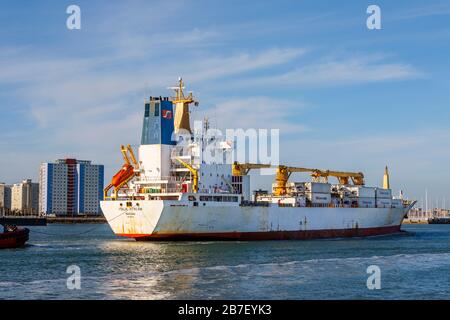 Das Containerschiff Italia Stream mit Seatrade Containern wird in den Portsmouth Harbour bei Gosport, Portsmouth, Hampshire, Südküste Englands geführt Stockfoto