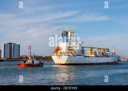 Das Containerschiff Italia Stream mit Seatrade Containern wird in den Portsmouth Harbour bei Gosport, Portsmouth, Hampshire, Südküste Englands geführt Stockfoto