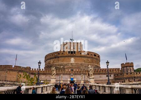 Außenansicht und Details der Engelsburg oder des Hadriansmausoleums, erbaut im alten Rom, Italien. Stockfoto