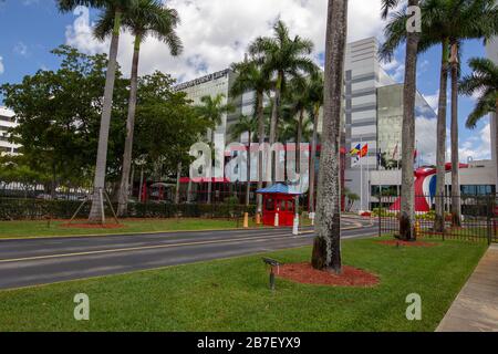 Carnival Cruise Lines in Miami Florida. Carnival Corporation, umfasst die Schwesterlinien Princess Cruises, Holland America Line und Cunard Stockfoto