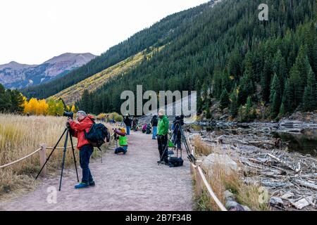 Aspen, USA - 3. Oktober 2019: Maroon Bells Lake Morning in Colorado Herbst und Menschen auf der Spur, die mit Stativkamera Aufnahmen von Sonnenaufgang machen Stockfoto