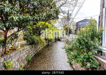 Kyoto, Japan - 17. April 2019: Wohnviertel im Frühling mit Rinn Schild und Takase Flusskanal Wasser im April in Japan mit grünen Bäumen Pflanzen Stockfoto