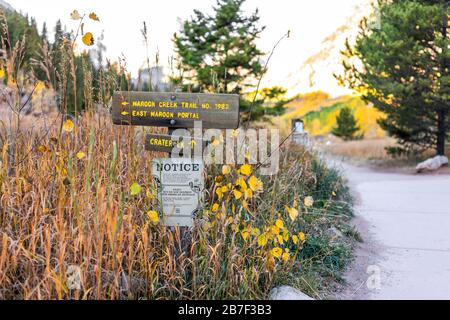 Aspen, USA - 3. Oktober 2019: Maroon Bells Lake in Colorado Herbstmorgen und Hinweisschild auf Trailhead und Path Stockfoto