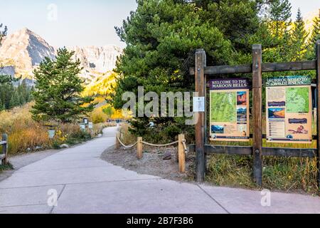 Aspen, USA - 3. Oktober 2019: Maroon Bells Lake Morning in Colorado Herbst und Willkommensschild an Trailhead und Path Stockfoto