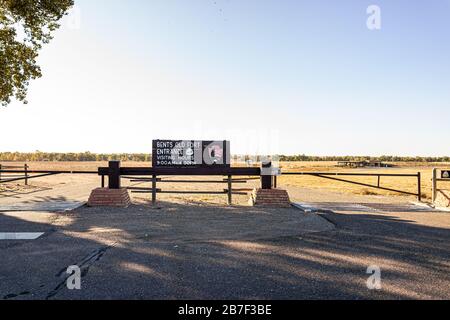 La Junta, USA - 14. Oktober 2019: Beschilderung für Bents Old Fort Besuchszeiten Center National Park Service in Colorado Closeup Stockfoto