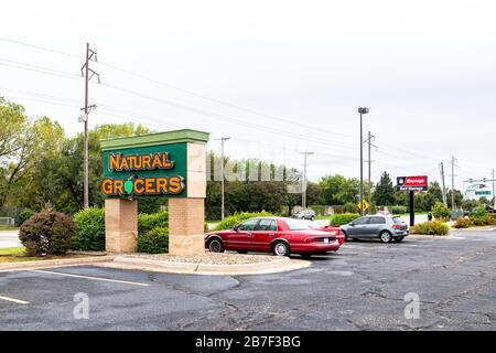 Wichita, USA - 15. Oktober 2019: Schild auf Parkplatz Eingang zum Lebensmittelgeschäft Der Naturschaukler in Kansas mit Autos Stockfoto