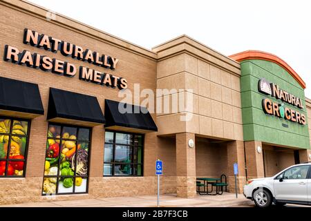 Wichita, USA - 15. Oktober 2019: Parkplatzeingang mit Schild für natürlich erhöhtes Fleisch von Naturschauern Lebensmittelgeschäft in Kansas mit Autos Stockfoto