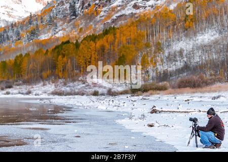 Aspen, USA - 11. Oktober 2019: Maroon Bells Sunrise in Colorado Rocky Mountain und Herbst Gelbes Laub Winter Schnee gefrorene Seefläche und Menschenfoto Stockfoto