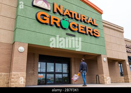 Wichita, USA - 15. Oktober 2019: Mann Shopper mit einem Schild im Lebensmittelgeschäft Von Natural Grocers in Kansas Stockfoto