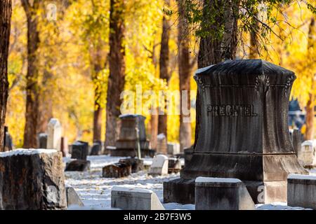 Aspen, USA - 11. Oktober 2019: Stadt in Colorado mit gelben Herbst-Laub-Bäumen und Schnee am Morgen der Stadt auf dem Red Butte Cemetery Stockfoto