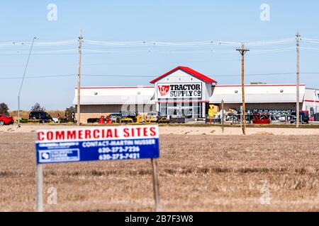 Garden City, USA - 14. Oktober 2019: Gebäude und Beschilderung für Tractos Supply Store und Commercial Sites in Kansas Small Town Red Exterieur Stockfoto