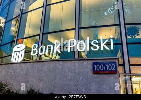 Warschau, Polen - 22. Januar 2020: Bank Polski in der Nähe des Hauptbahnhofs vor dem Hotel mit Hinweisschild in modernem Gebäude Stockfoto