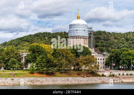 Charleston, USA - 17. Oktober 2019: Herbst in der Hauptstadt West Virginia mit dem Fluss Kanawha und Bau der Hauptstadt Stockfoto