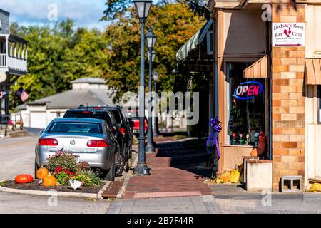 Hot Springs, USA - 18. Oktober 2019: Historische Innenstadt in Virginia auf dem Land mit Herbstdekorationen und Restaurantschild Stockfoto
