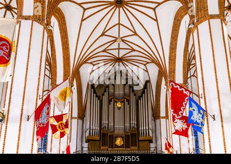 Warschau, Polen - 22. Dezember 2019: Im Inneren der Römisch-katholischen Kirche des Erzkathedrals St. Johannes mit Gewölbedecken, Fahnen und Orgel Pfeifenmusical in Stockfoto