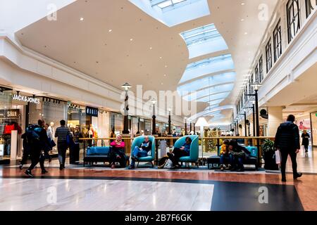 Warschau, Polen - 23. Dezember 2019: Entspannen Sie sich im Wohnbereich mit Sofa und Sesseln in Geschäften und Boutiquen in Westf Stockfoto