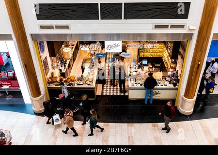 Warschau, Polen - 23. Dezember 2019: Schaufensterschild für Schokoladencafé E.Wedel Ladengeschäft mit Backwaren süße Dessertgebäck im Westfield Arka Stockfoto