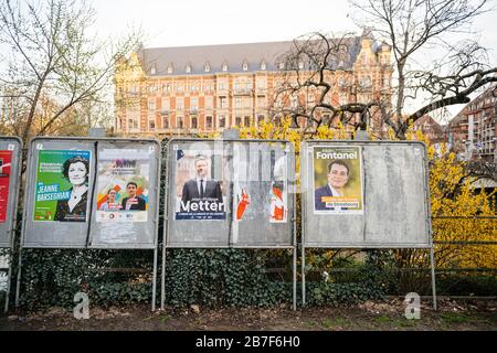 Straßburg, Frankreich - 15. März 2020: Wahlkampffotat in der Nähe des Wahllokals während der ersten Runde der Bürgermeisterwahlen, als Frankreich mit einem Ausbruch des Coronavirus COVID-19 grinst Stockfoto