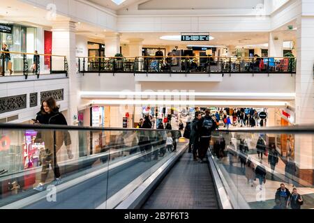 Warschau, Polen - 23. Dezember 2019: Blick auf die Rolltreppe im Westfield Arkadia Einkaufszentrum während des weihnachtsverkaufs Stockfoto