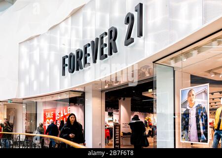 Warschau, Polen - 23. Dezember 2019: Schaufensterabzeichen für Immer 21 fast Mode-Shop-Boutiquen, die Bekleidung im Westfield Arkadia sh verkaufen Stockfoto