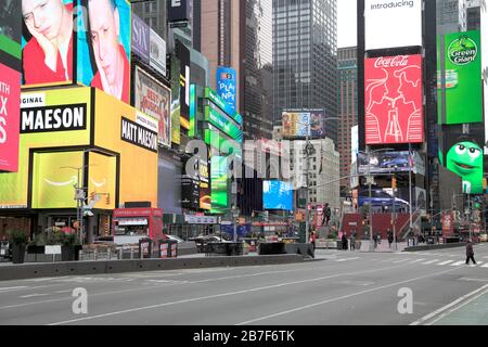 Fast leere Times Square, während Menschen soziale Distanzierung über Coronavirus Ängste üben, New York City, 15. März 2020 Stockfoto