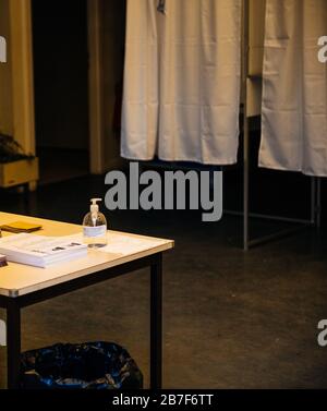 Straßburg, Frankreich - 15. März 2020: Handdesinfektionsmittel im Wahllokal während der ersten Runde der Bürgermeisterwahlen in Paris, während Frankreich mit einem Ausbruch der Coronavirus-Krankheit COVID-19 grappt Stockfoto