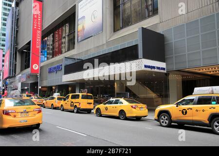 Taxis, die einen großen Rückgang der Angst vor Coronavirus erlitten, warten vor dem Marriott Marquis Hotel, Theater, Times Square, NYC, 15. März 2020 Stockfoto