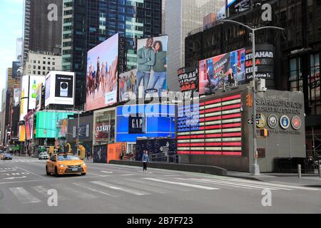 Fast leere Times Square, während Menschen soziale Distanzierung über Coronavirus Ängste üben, New York City, 15. März 2020 Stockfoto