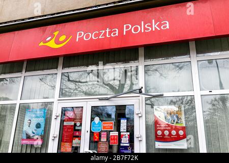 Warschau, Polen - 25. Dezember 2019: Eingangstür mit Fassade zu Poczta Polska oder der polnischen Postfiliale in Warszawa mit niemandem Stockfoto
