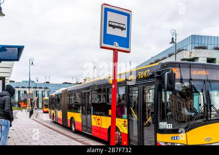 Warschau, Polen - 25. Dezember 2019: Null-Emission-Elektrobus am Stoppschild mit Menschen auf der Miodow Straße in der Altstadt von Warszawa Stockfoto