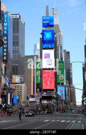 Fast leere Times Square, während Menschen soziale Distanzierung über Coronavirus Ängste üben, New York City, 15. März 2020 Stockfoto