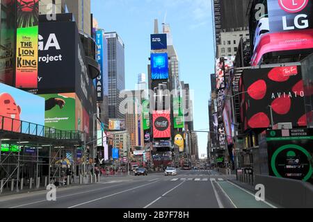 Fast leere Times Square, während Menschen soziale Distanzierung über Coronavirus Ängste üben, New York City, 15. März 2020 Stockfoto