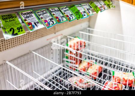 Reston, USA - 13. März 2020: Ausverkaufte leere Regale für Kühlschränke mit Tiefkühltruhen und Preisschilder im Trader Joe's Store Peop Stockfoto