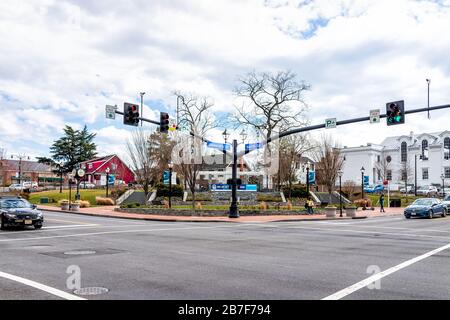 Stadt Fairfax, USA - 10. März 2020: Innenstadtbereich am Old Town Square an der University Drive und Kreuzung der North Street mit dem Rathaus in Fairfax Co Stockfoto