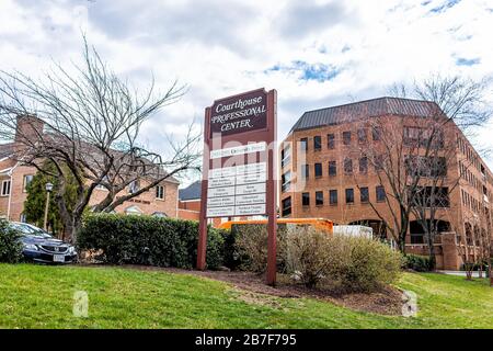 City of Fairfax, USA - 10. März 2020: Courthouse Professional Center Housing Corporate Offices, Chiropraktik, Kirche und Zimmer Escape DC by p Stockfoto