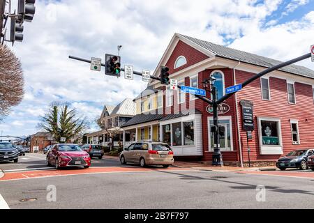 Stadt Fairfax, USA - 10. März 2020: Innenstadt Altstadt an der Universität fahren, Hauptstraße Kreuzung mit Geschäften, Geschäften und Restaurants in Fairfax c Stockfoto