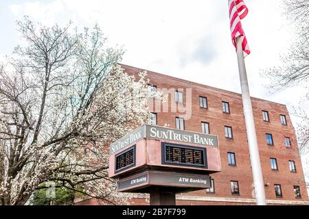 Stadt Fairfax, USA - 10. März 2020: SunTrust Bankschild mit Temperatur- und Zeitanzeige, Geldautomaten in der Altstadt im Zentrum von Fairfax County, Virgi Stockfoto