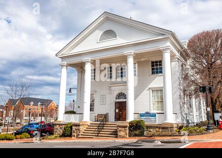 City of Fairfax, USA - 10. März 2020: Alte Kolonialarchitektur des Rathauses mit Schild für die öffentliche Bibliothek Huddleson Memorial, Gemeindeveranstaltungen in Downto Stockfoto