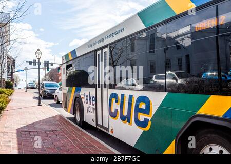 City of Fairfax, USA - 10. März 2020: City University Energysaver CUE Transitbus für öffentliche Verkehrsmittel auf der Universitätsfahrt in Fairfax County, Northe Stockfoto