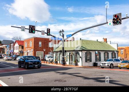 Stadt Fairfax, USA - 10. März 2020: Innenstadt Altstadt an der Universität, Kreuzung mit Souvenirläden, Restaurants und Smal Stockfoto