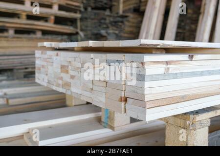 Haufen Kiefernholz in einem Lager oder Lagerraum. Holzproceesing, Holz für Möbel Stockfoto