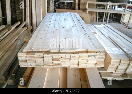 Haufen Kiefernholz in einem Lager oder Lagerraum. Holzproceesing, Holz für Möbel Stockfoto
