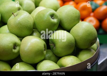 Obst und Gemüse auf biologischem Jahrmarkt-Foto Stockfoto