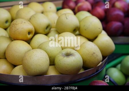 Obst und Gemüse auf biologischem Jahrmarkt-Foto Stockfoto