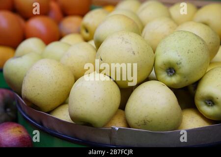 Obst und Gemüse auf biologischem Jahrmarkt-Foto Stockfoto