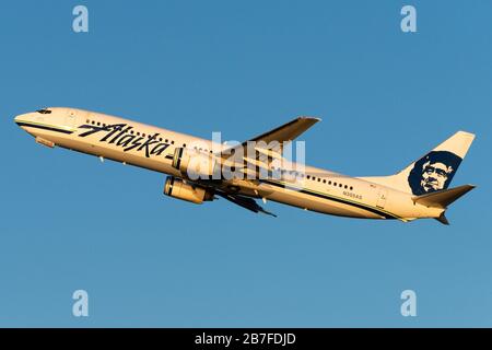 Alaska Airlines Boeing 737 mit alter Lackierung. Flugzeuge registriert als N305AS. Stockfoto